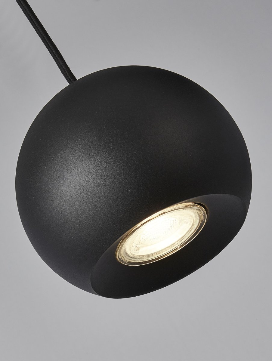 Eindhoven 160cm Hiekka musta kattovalaisin valmistajalta Searchlight - Eindhoven-riippuvalaisin 5 valopisteellä roikkuu hiekanvärisestä mustasta tangosta ja lisää tyylikästä ylellisyyttä moderniin olohuoneeseen, makuuhuoneeseen, keittiöön, ruokailutilaan tai eteiseen.