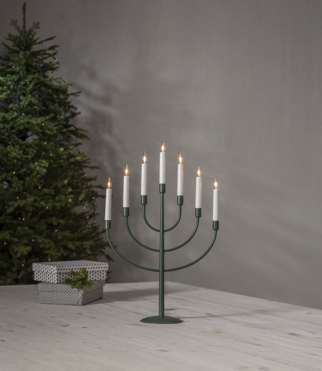 Titus Vihreä valmistajalta Star Trading - T&auml;ydellinen adventtikynttil&auml;njalka jouluun, levitt&auml;&auml; ihanaa valoa ja luo joulutunnelmaa.