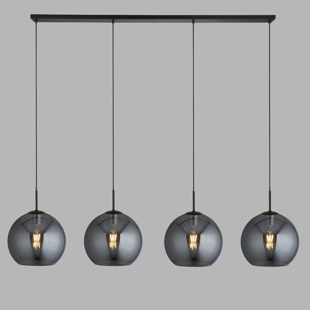 Amsterdam 175cm Musta kattovalaisin valmistajalta Searchlight - Neljällä polttimolla varustettu Amsterdam-riippuvalaisin on mattamustalla viimeistelyllä ja suuret savulasikuvut avoimella pohjalla.