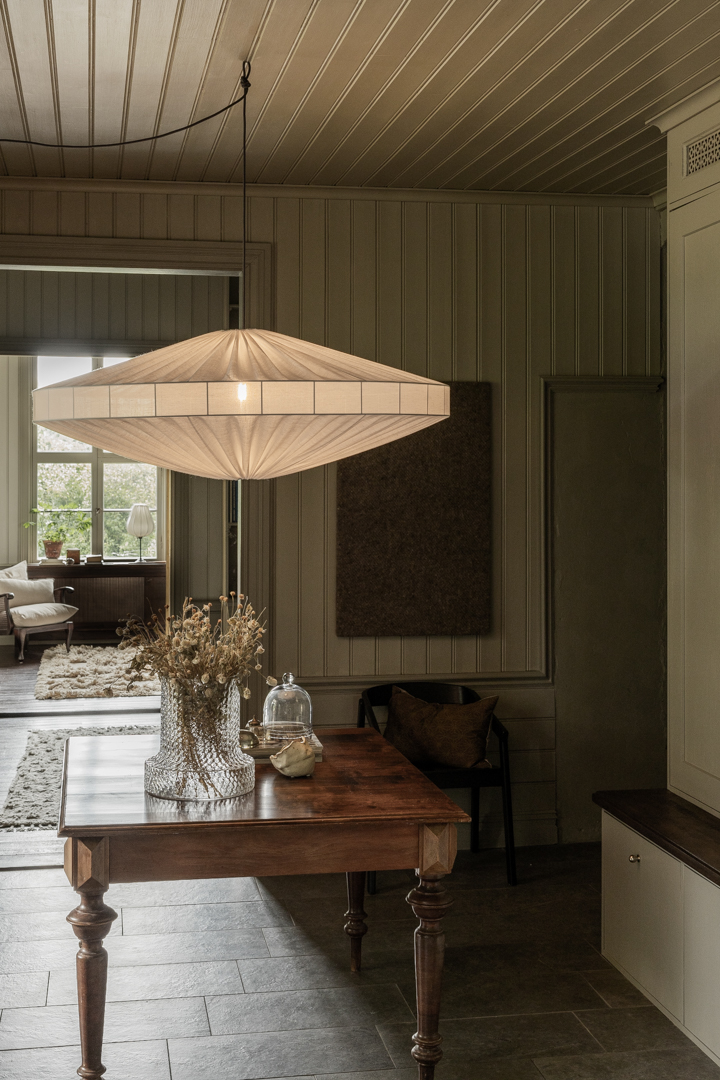 Alba Varjostin Ei Sisällä Ripustusta Ø115 Valkoinen kattovalaisin valmistajalta Alde & Lind - Luonnonvalkoisen pellavakankaan ansiosta Alba-lampunvarjostin antaa hienostuneen ja elegantin ilmeen.