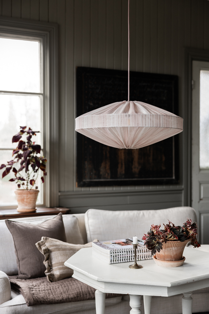 Alba Raita Varjostin Ei Sisällä Ripustusta Ø58 Vaaleanpunainen kattovalaisin valmistajalta Alde & Lind - Kankaan elegantti raita antaa Alba-lampunvarjostimelle hienostuneen ja elegantin ilmeen.