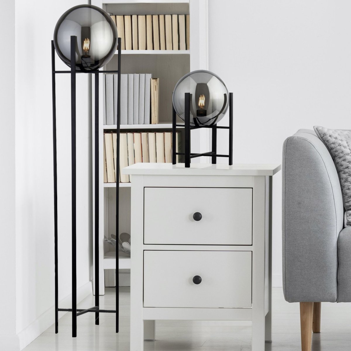 Amsterdam Musta lattiavalaisin valmistajalta Searchlight - Tämä lattiavalaisin on tyylikäs yhdistelmä minimalismia ja modernia muotoilua.