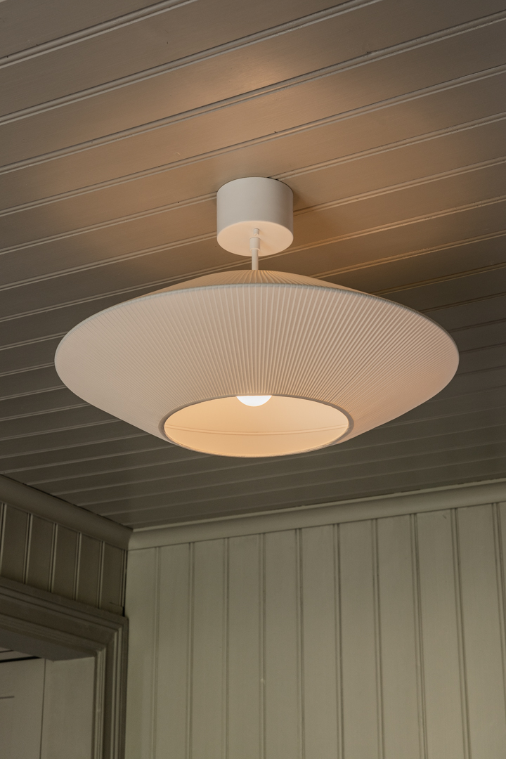 Pollux Varjostin Ei Sisällä Ripustusta Ø58 Luonnonvalkoinen kattovalaisin valmistajalta Alde & Lind - Elegantti ja moderni kattovalaisimen varjostin, joka voidaan yhdist&auml;&auml; mihin tahansa Alde&amp;Lindsin monista kattoripustimista.