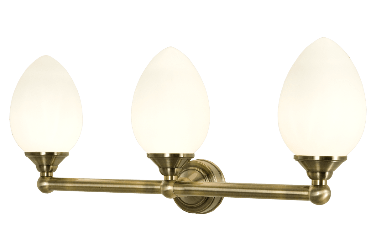 Luigi 55cm Antiikki kylpyhuoneen valaisin valmistajalta Aneta Lighting - Luigi on tyylikäs antiikkimessinginen seinävalaisin, jossa on kolme kaunista opaalivalkoista sävyä, jotka luovat pehmeän ja kutsuvan lämpimän valkoisen valon.
