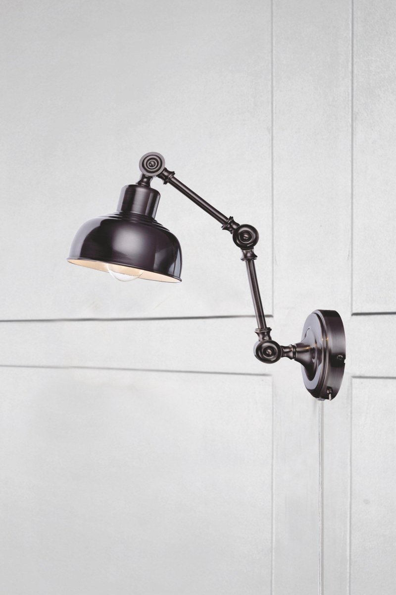 Grimstad 48cm Antiikki harmaa seinävalaisin valmistajalta Markslöjd - Käytännöllinen ja klassinen seinävalaisin antiikkiväristä metallia, jossa on useita säädettäviä liitoksia optimaalista mukavuutta varten.