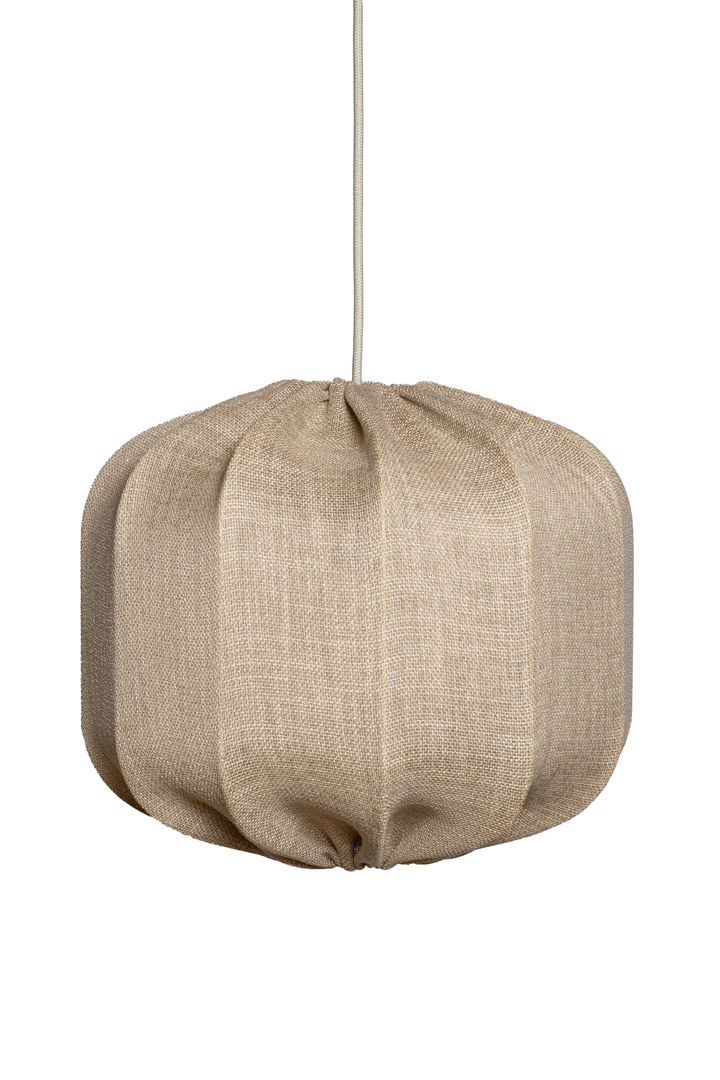 Dester Varjostin Ei Sisällä Ripustusta Ø38 Beige kattovalaisin valmistajalta Alde & Lind - Pellavakangas antaa Dester-lampunvarjostimelle hienostuneen ja elegantin ilmeen.