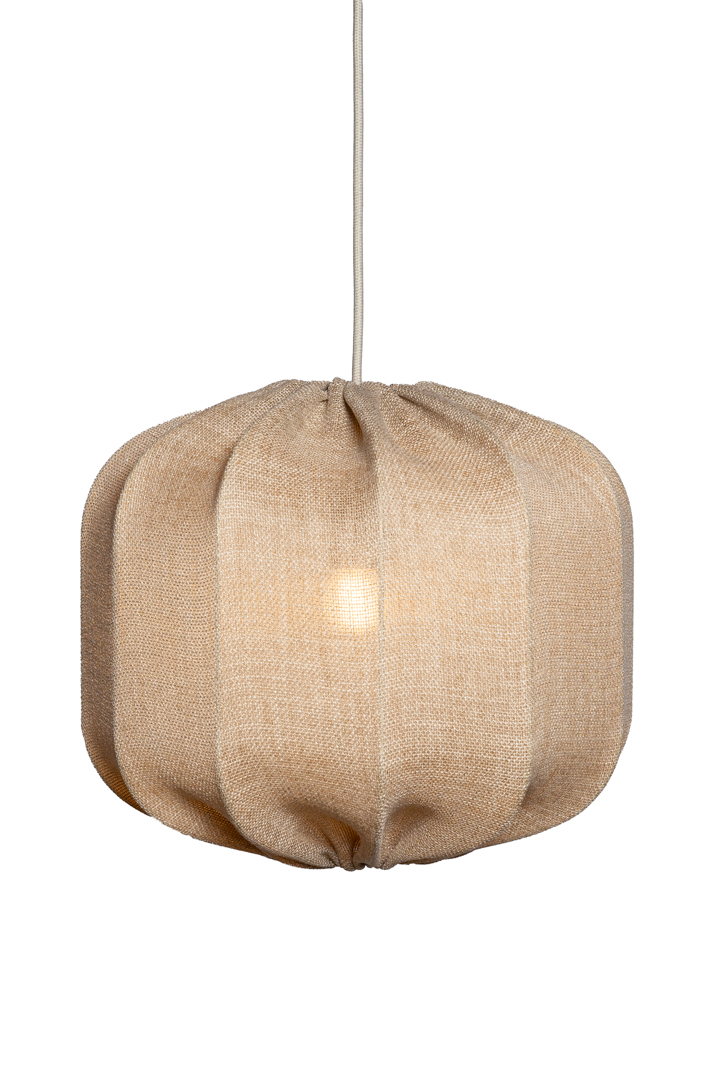 Dester Varjostin Ei Sisällä Ripustusta Ø38 Beige kattovalaisin valmistajalta Alde & Lind - Pellavakangas antaa Dester-lampunvarjostimelle hienostuneen ja elegantin ilmeen.