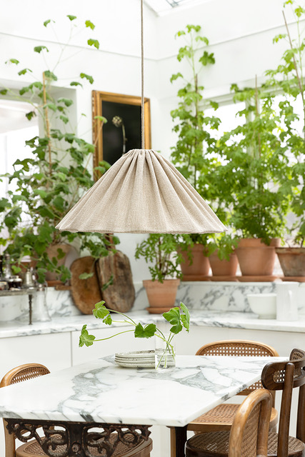 Fuji Varjostin Ei Sisällä Ripustusta Ø58 Beige kattovalaisin valmistajalta Alde & Lind - Lainereunainen Fuji-kattovalaisin antaa jokaiselle huoneelle ainutlaatuisen ja viihtyisän tunnelman.