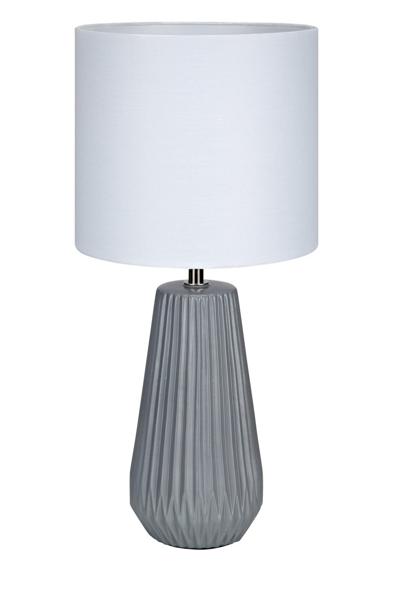 Nicci 40cm Harmaa pöytävalaisin valmistajalta Markslöjd - Minimalistisen muodon ansiosta valaisin on monipuolinen ja helppo sijoittaa sekä olohuoneeseen että makuuhuoneeseen, ja se sopii erityisesti ajattoman ja toimivan valaistusratkaisun etsiville.