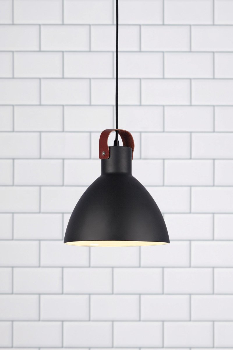 Eagle Ø22 Musta kattovalaisin valmistajalta Markslöjd - N&auml;yt&ouml;n halkaisija on 22 cm ja musta tekstiilijohto, joten t&auml;m&auml; valaisin on t&auml;ydellinen lis&auml; moderniin sisustukseen.