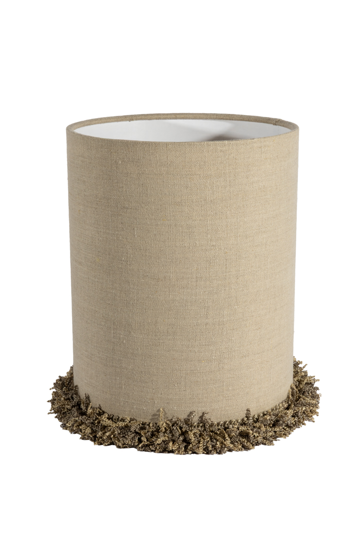 Lampshade Cylinder Fringe Ø22 Luonto valmistajalta Alde & Lind - Reunat on taitettu huolellisesti ja alareunaa pitkin kulkee koristeellinen, paksu pitsireunus, joka antaa varjostimelle elegantin ja eksklusiivisen yksityiskohdan.