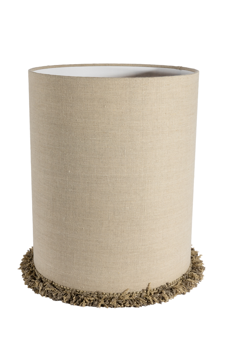 Lampshade Cylinder Fringe Ø30 Luonto valmistajalta Alde & Lind - Cylinder Frans -lampunvarjostin on käsinommeltu, sylinterinmuotoinen varjostin, joka on päällystetty valkaisemattomalla pellavalla ja antaa sille luonnollisen ja ajattoman ilmeen.