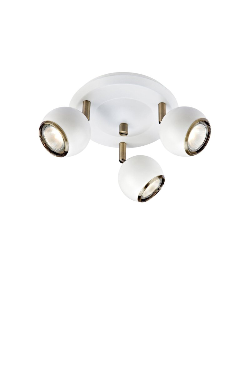 Coco 3 Valkoinen kohdevalaisin valmistajalta Markslöjd - Coco on moderni kattovalaisin kolmella säädettävällä kohdevalolla, joka tarjoaa tyylikkään ja toimivan valaistusratkaisun.