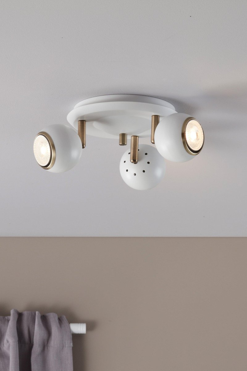 Coco 3 Valkoinen kohdevalaisin valmistajalta Markslöjd - Coco on moderni kattovalaisin kolmella säädettävällä kohdevalolla, joka tarjoaa tyylikkään ja toimivan valaistusratkaisun.