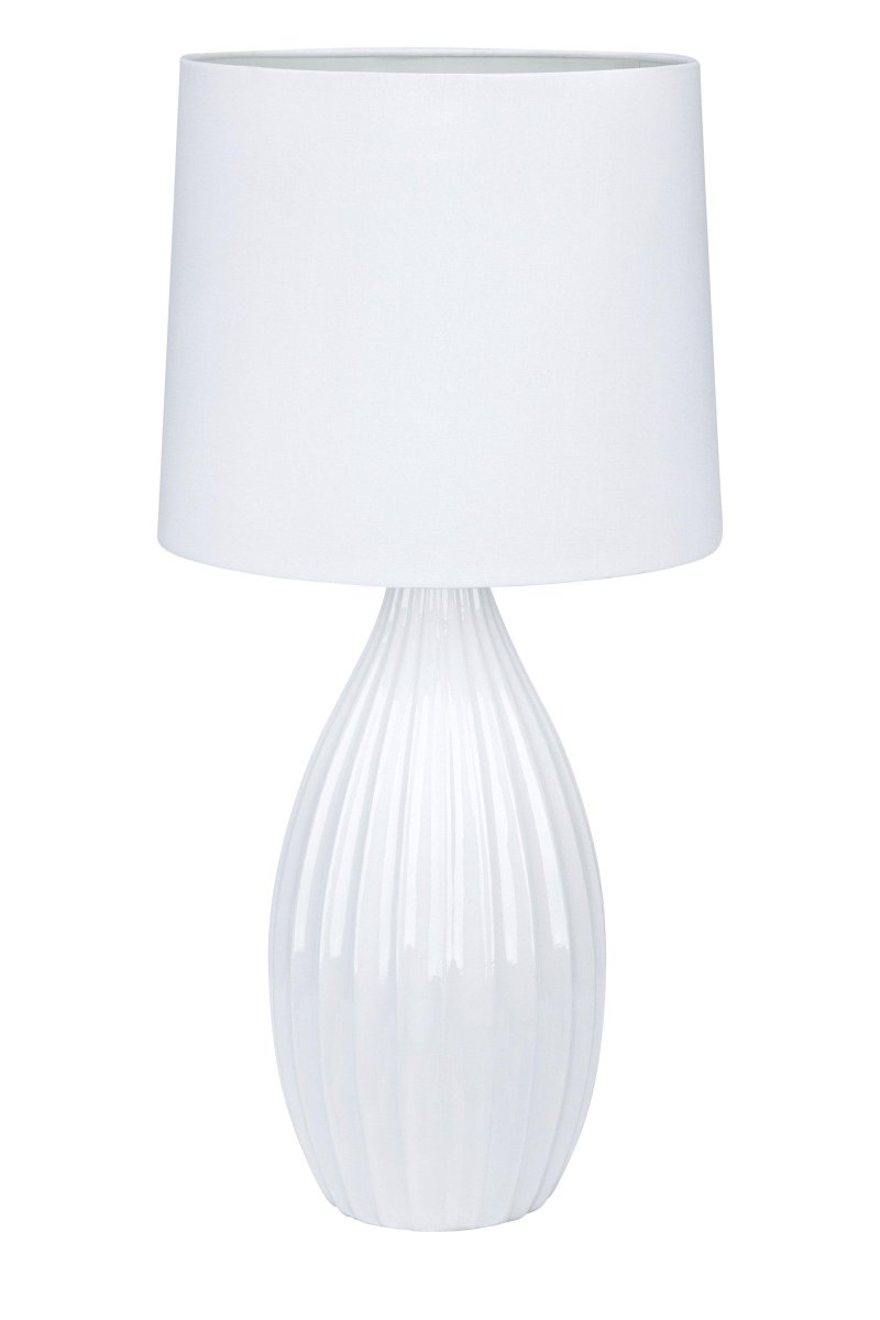 Stephanie 50cm Valkoinen pöytävalaisin valmistajalta Markslöjd - Stephanie on moderni pöytävalaisin, jossa on klassinen, valkoinen keraaminen pohja ja valkoinen tekstiilivarjostin.