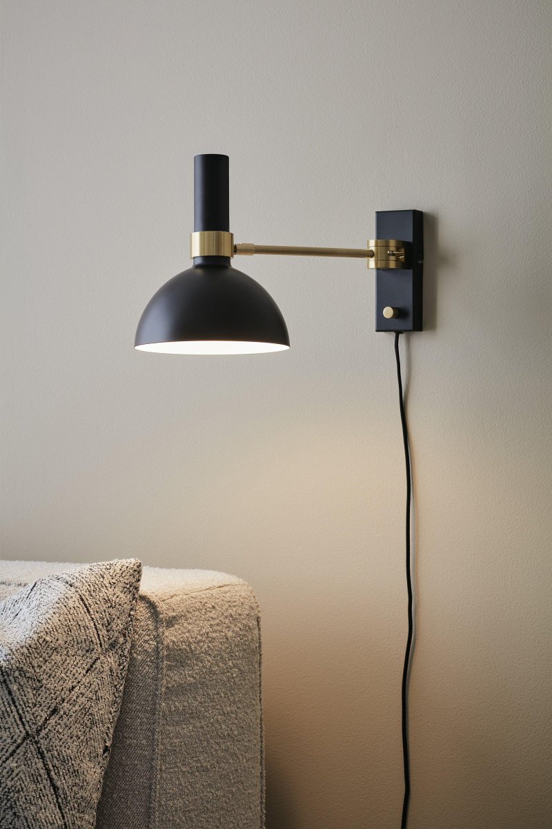 Larry 40cm Musta seinävalaisin valmistajalta Markslöjd - Sisäänrakennetulla himmentimellä ja 180 astetta vasemmalle ja oikealle käännettävänä se tarjoaa maksimaalisen joustavuuden ja tunnelmavalaistuksen.