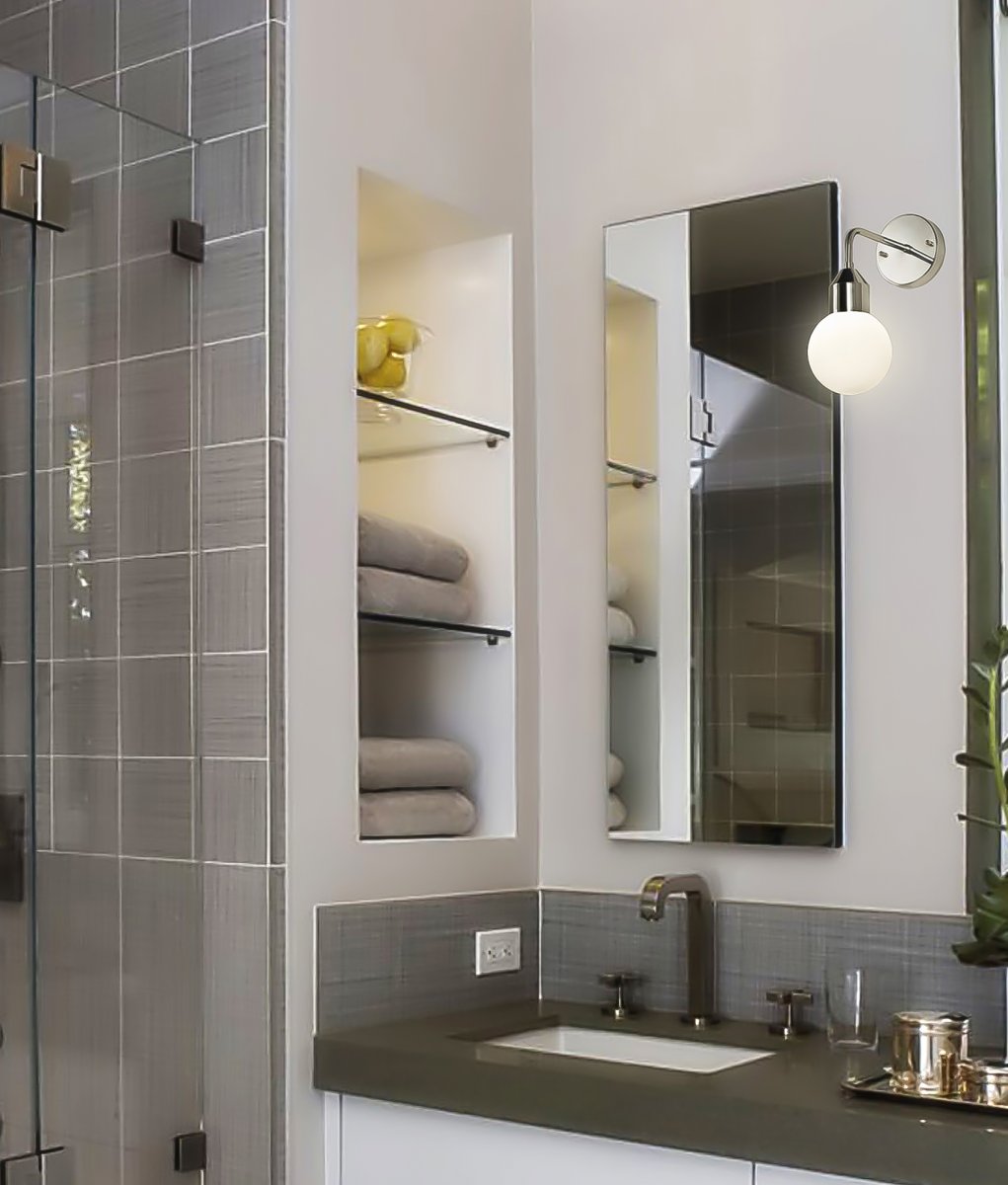 Florens Ø12 Kromi kylpyhuoneen valaisin valmistajalta Aneta Lighting - Sen pyöreä kupu opaalinvalkoisesta lasista levittää pehmeää ja miellyttävää valoa.