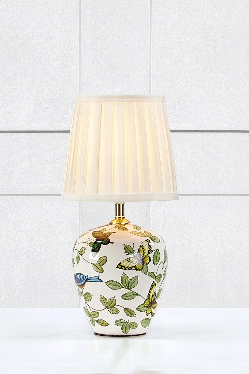 Mansion 33cm Monivärinen pöytävalaisin valmistajalta Markslöjd - Tämä viehättävä pöytävalaisin, jonka pohja on käsinmaalattu kukilla ja perhosilla, lisää romanttisen ja klassisen ilmeen kotiisi.