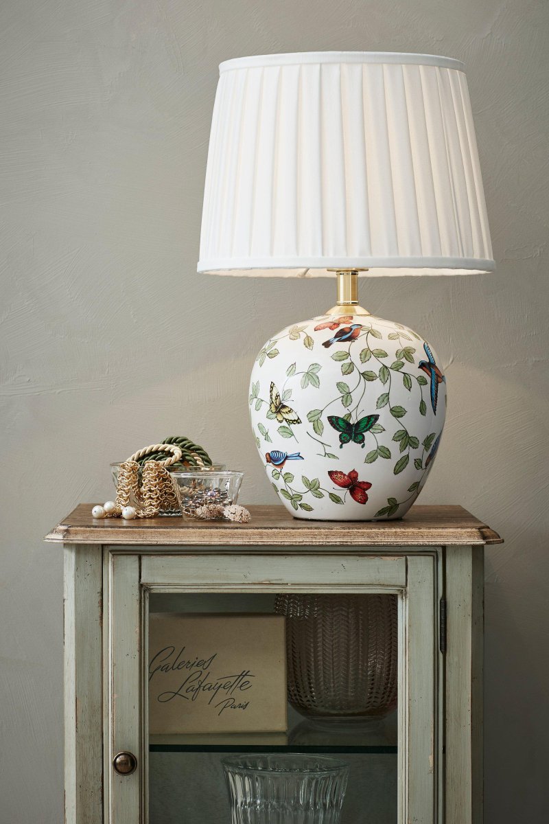 Mansion 48cm Monivärinen pöytävalaisin valmistajalta Markslöjd - Tämä viehättävä pöytävalaisin, jonka pohja on käsinmaalattu kukilla ja perhosilla, lisää romanttisen ja klassisen ilmeen kotiisi.