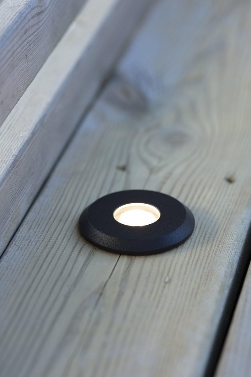 Terassispotlight 0,8W Musta Garden 24 valmistajalta Markslöjd - Garden 24 on IP44-luokiteltu ja sovitettu puutarha- ja ulkovalaistukseen, joka on helppo asentaa.