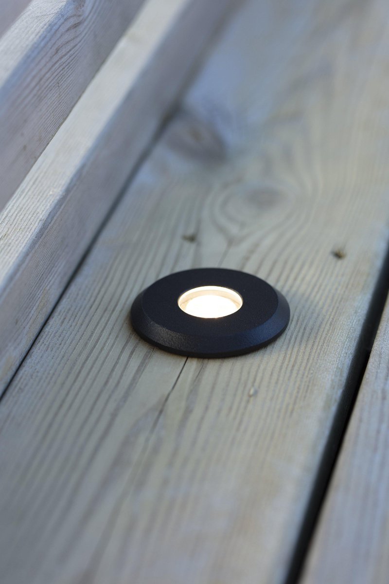 Terassispotlight 3W Musta Garden 24 valmistajalta Markslöjd - Garden 24 on IP44-luokiteltu ja sovitettu puutarha- ja ulkovalaistukseen, joka on helppo asentaa.