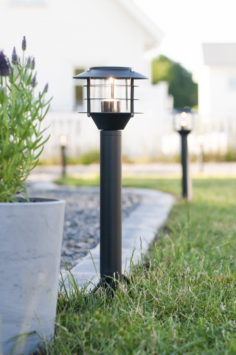 Pollarivalaisin 3W 45cm Musta Garden 24 valmistajalta Markslöjd - Garden 24 on IP44-luokiteltu ja sovitettu puutarha- ja ulkovalaistukseen, joka on helppo asentaa.
