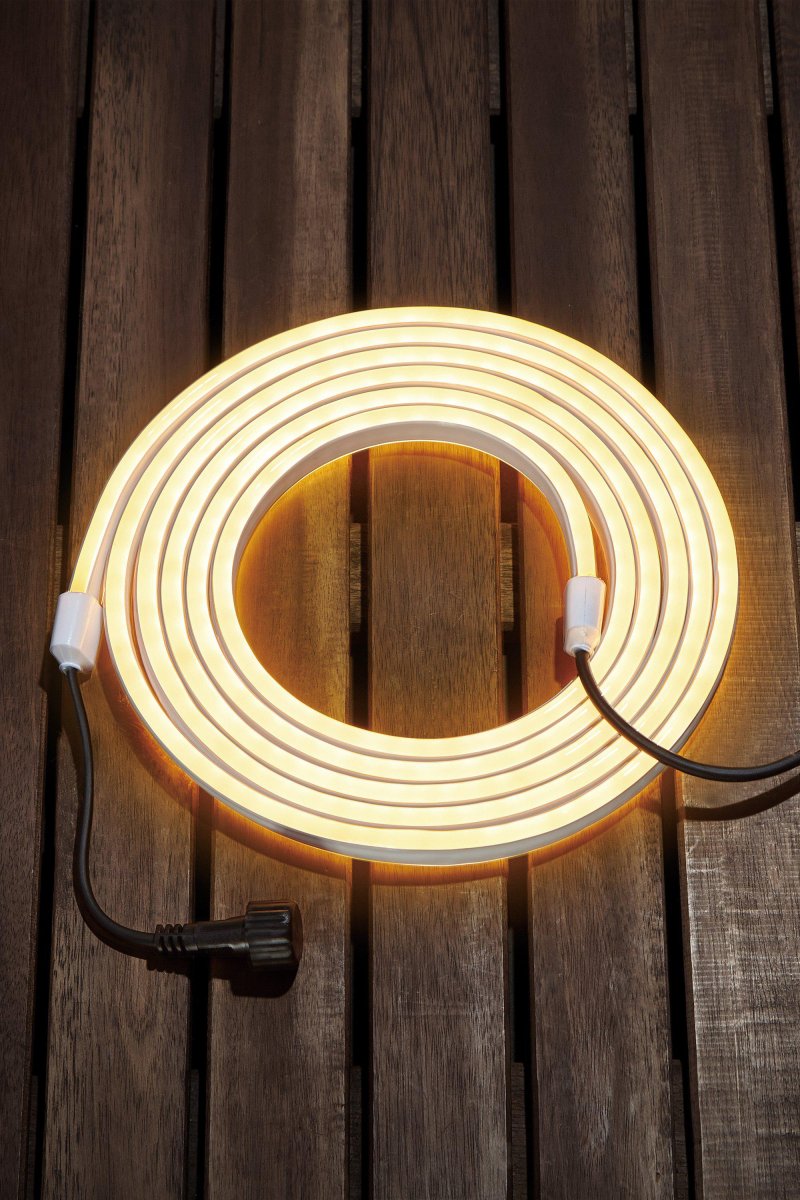 Flexibel LED-Nauha Valkoinen Garden 24 valmistajalta Markslöjd - Se on helppo asentaa mukana toimitetuilla pidikkeill&auml; katon tai listan alle ja se voidaan yhdist&auml;&auml; useampaan listaan yhten&auml;isen ilmeen saamiseksi.