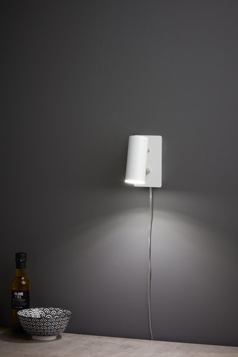 Barcelona Valkoinen lukulamppu valmistajalta Markslöjd - Barcelonan seinävalaisimessa on tyylikäs ja houkutteleva metallimuotoilu.