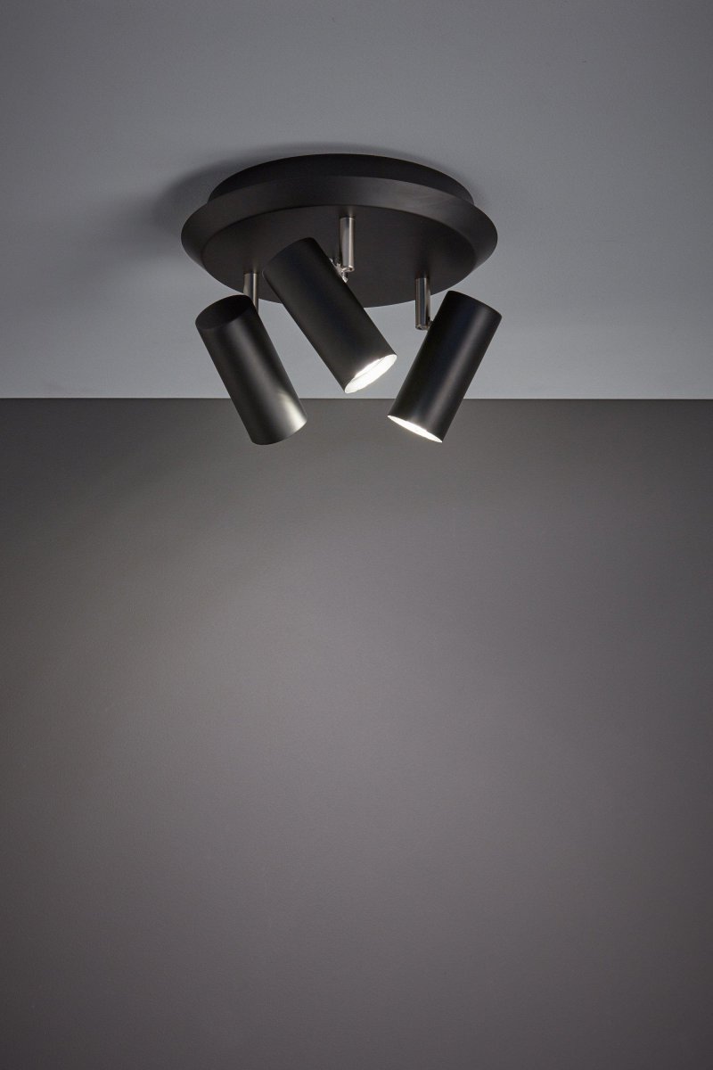 Barcelona 3 Musta kohdevalaisin valmistajalta Markslöjd - Barcelona-kattovalaisimessa on kolme suorassa lieriömäisessä muodossa olevaa kohdevaloa.