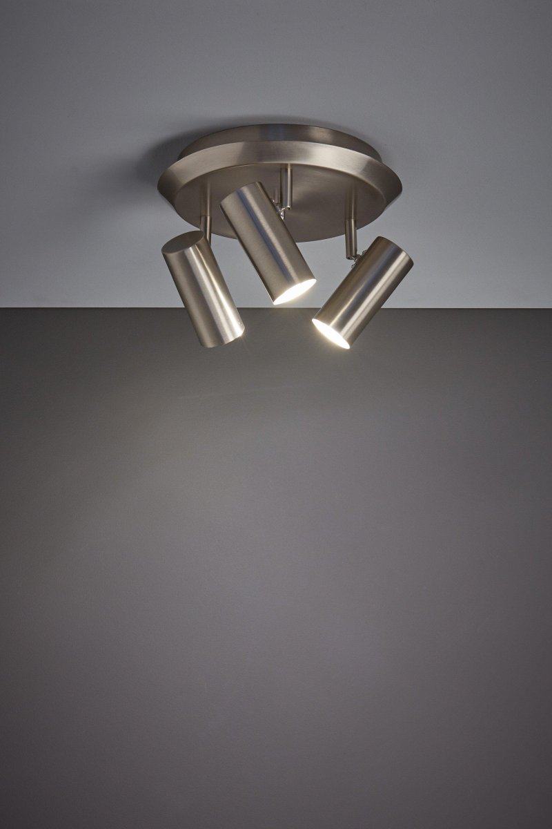 Barcelona 3 Teräs kohdevalaisin valmistajalta Markslöjd - Barcelona-kattovalaisimessa on kolme suorassa lieriömäisessä muodossa olevaa kohdevaloa.