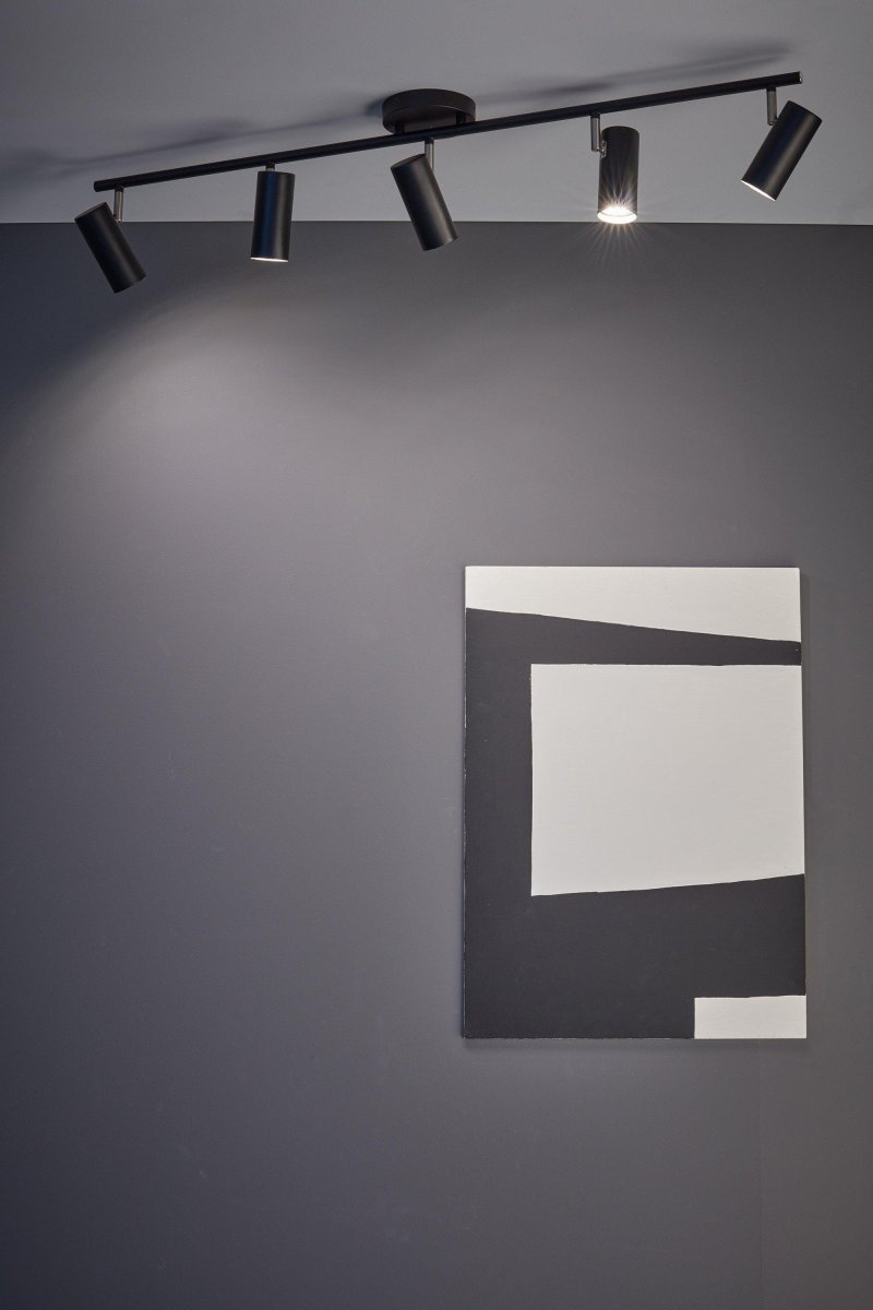 Barcelona 5 Musta kohdevalaisin valmistajalta Markslöjd - Barcelona-kattovalaisimessa on yhteensä viisi suorassa lieriömäisessä muodossa olevaa kohdevaloa.