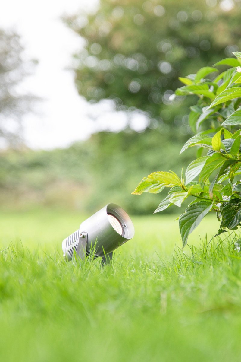 Spotlight 6W Alumiini Garden 24 valmistajalta Markslöjd - Spotlight Garden 24 -järjestelmään, täydellinen joustavan ja tunnelmallisen puutarhavalaistuksen luomiseen.