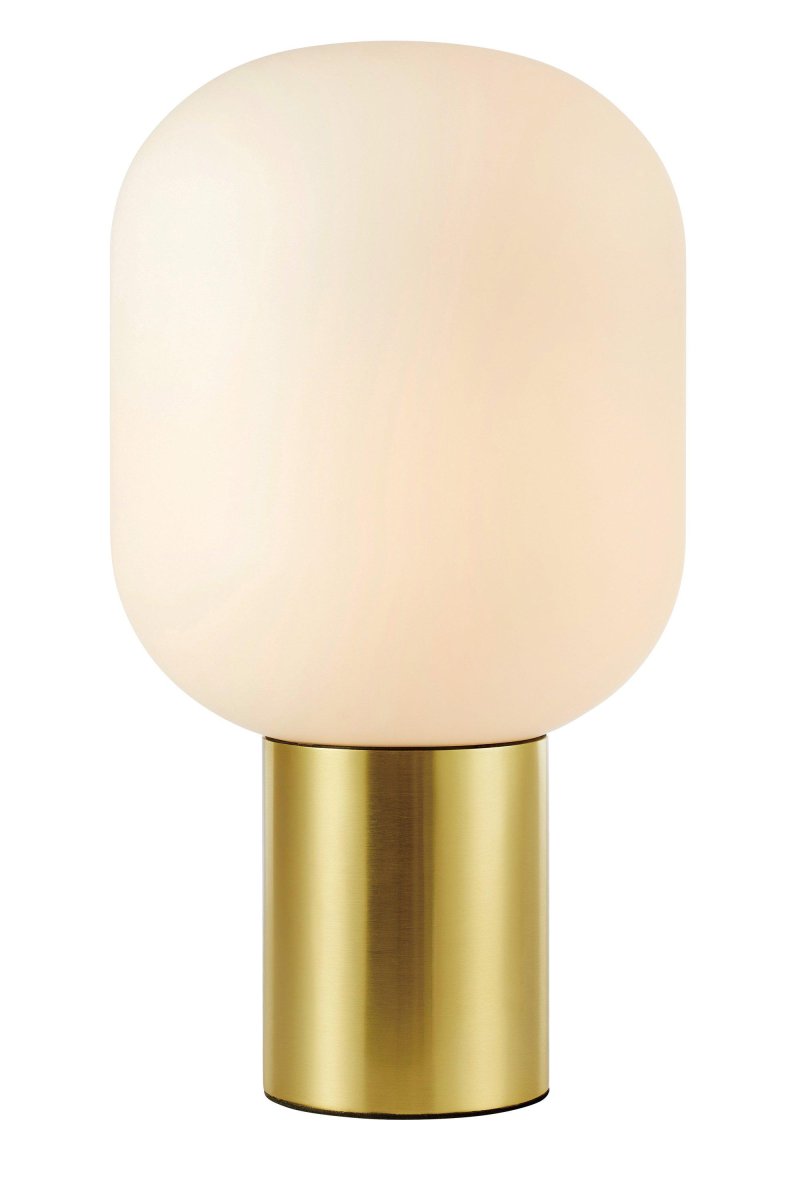 Brooklyn 44cm Harjattua messinkiä pöytävalaisin valmistajalta Markslöjd - Valkoinen lasivarjostin antaa pehmeän ja tunnelmallisen valon ja korostaa samalla valonlähdettä koristeellisella tavalla.