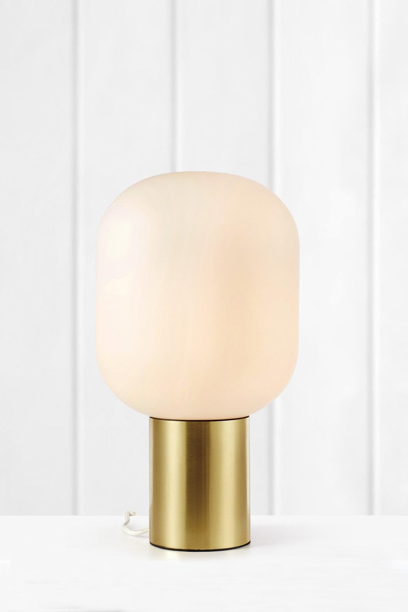 Brooklyn 44cm Harjattua messinkiä pöytävalaisin valmistajalta Markslöjd - Valkoinen lasivarjostin antaa pehmeän ja tunnelmallisen valon ja korostaa samalla valonlähdettä koristeellisella tavalla.