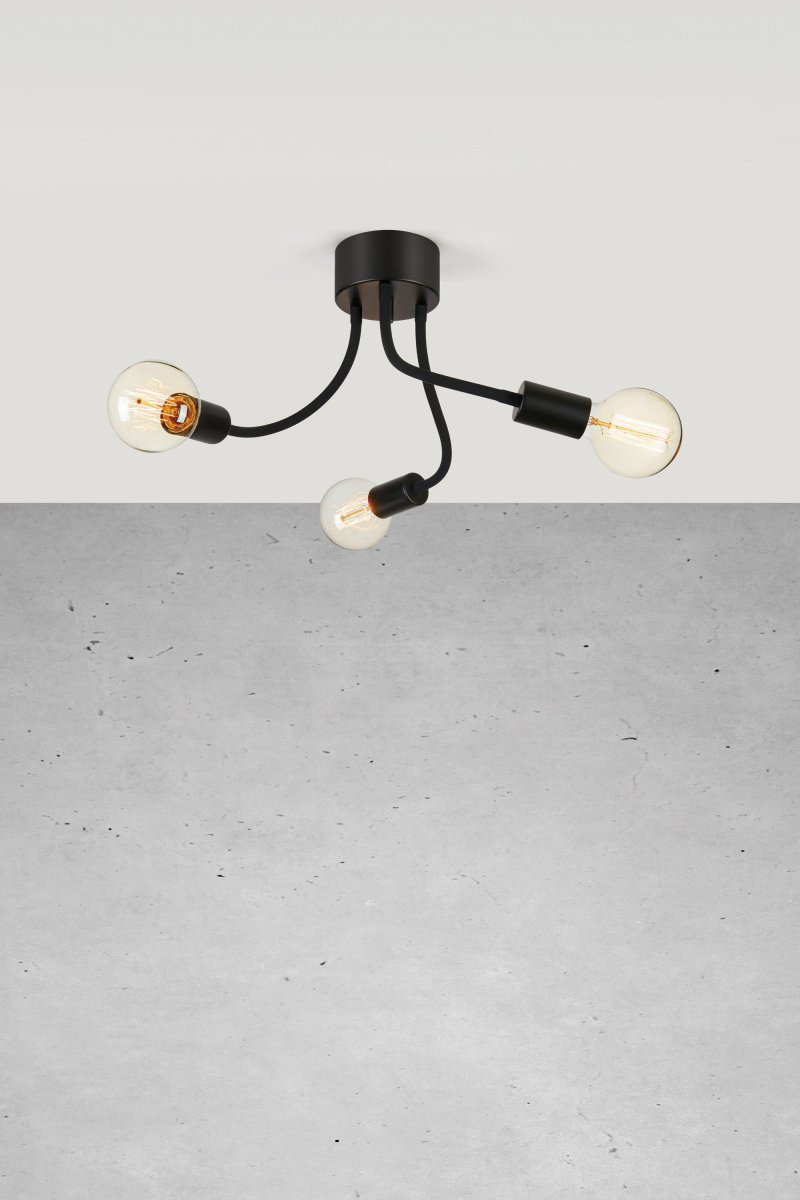 Medusa 44cm Musta plafondi valmistajalta Markslöjd - Mustat varret, jotka ulottuvat yksinkertaisesta alustasta, luovat leikkisän ja ilmavan tunteen, kun taas paljastetut polttimot tarjoavat lämpimän ja kutsuvan valon.