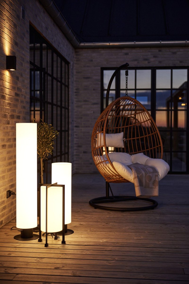 Frame Lattiavalaisin Valkoinen Garden 24 valmistajalta Markslöjd - Valaisin on valmistettu mustasta metallista ja siin&auml; on valkoinen muovin&auml;ytt&ouml;, ja siin&auml; on kiinte&auml; LED-valaistus jalustassa.