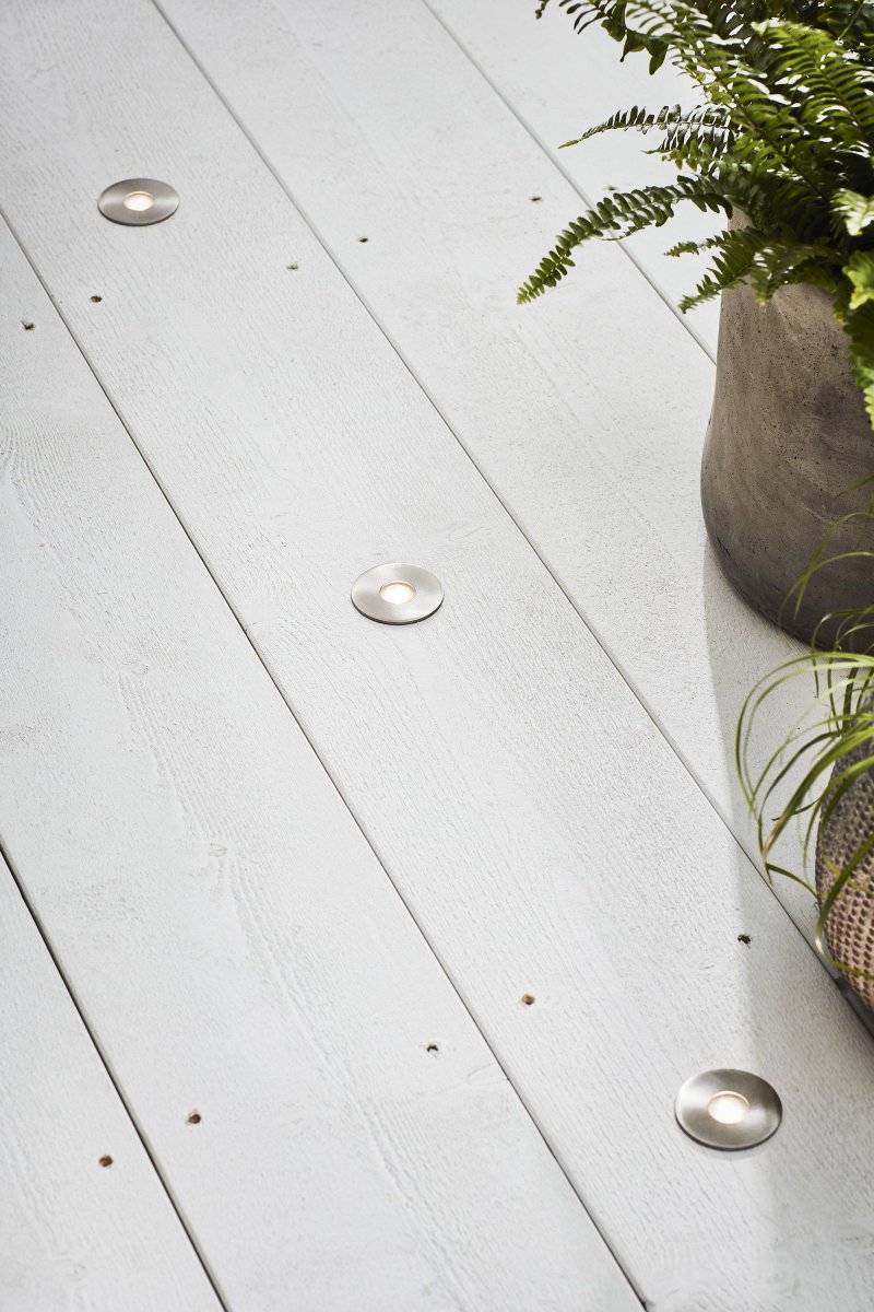 Terassispotlight 0,8W 3-Pakkaus Teräs Garden 24 valmistajalta Markslöjd - Garden 24 on IP44-luokiteltu ja sovitettu puutarha- ja ulkovalaistukseen, joka on helppo asentaa.