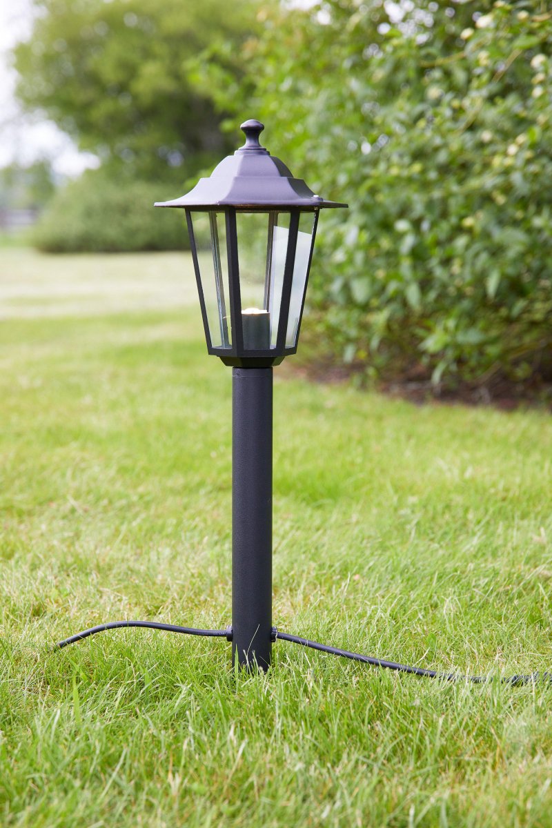 Pollarivalaisin 56cm Musta Garden 24 valmistajalta Markslöjd - Garden 24 on IP44-luokiteltu ja sovitettu puutarha- ja ulkovalaistukseen, joka on helppo asentaa.
