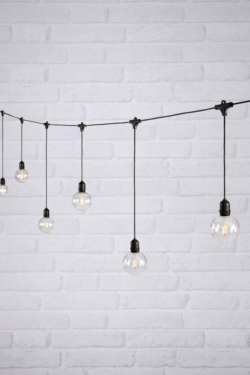 Aloituspakkaus Valosarja Deco 7,5 m Selkeä Garden 24 valmistajalta Markslöjd - Valosilmukassa on 10 valoa kiinte&auml;ll&auml; 2,9 W LED-valaistuksella.