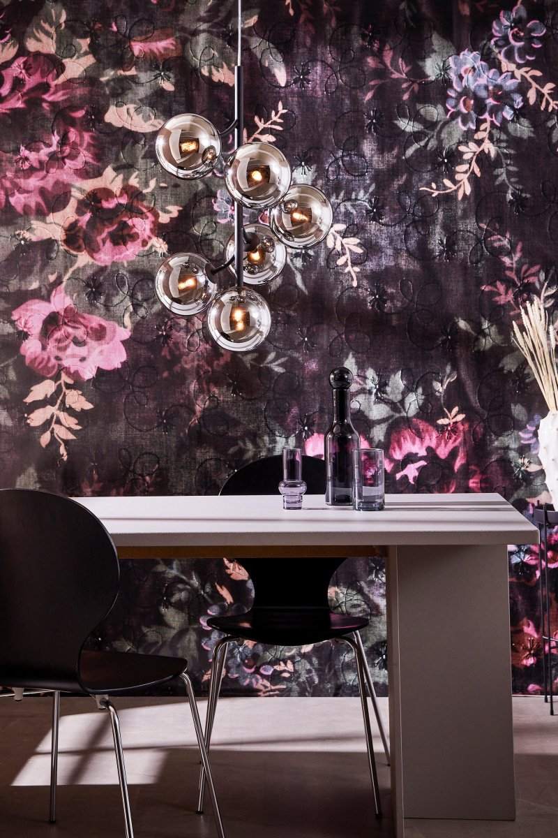 Callisto 43cm Musta kattovalaisin valmistajalta Markslöjd - Valaisimessa on tyylikäs muotoilu ja kuusi savuista lasikupua, jotka levittävät miellyttävää ja tunnelmallista valoa huoneeseen.