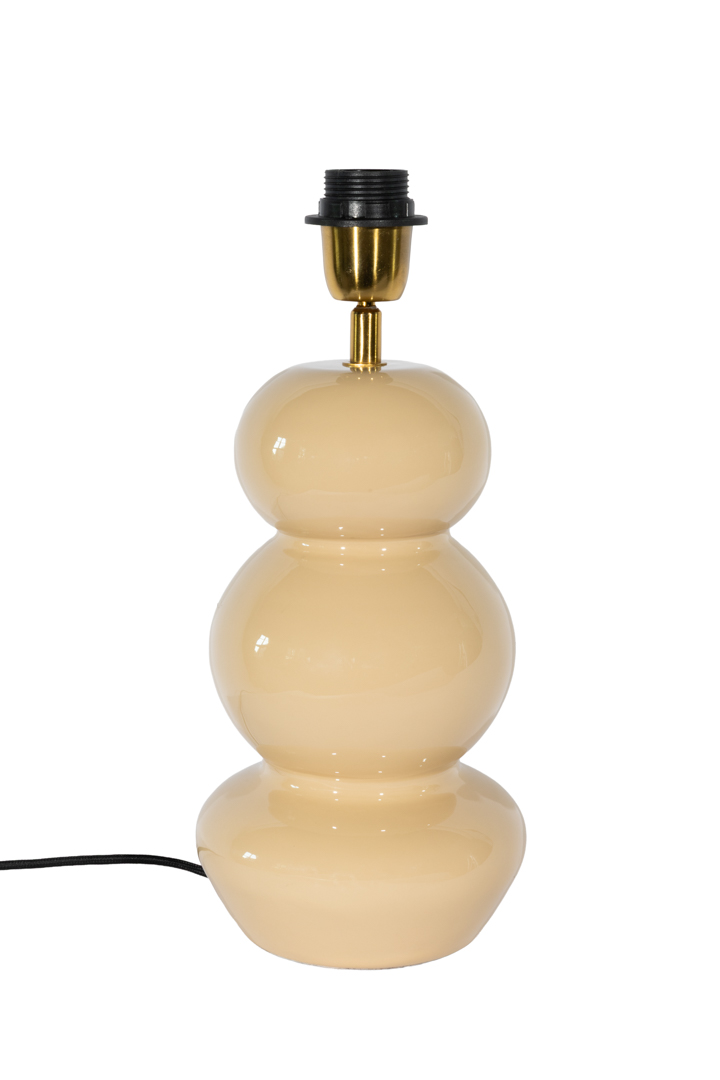 Becca 36cm Beige lampunjalka valmistajalta Alde & Lind - Becca on koristeellinen metallinen lampunjalka, jossa on pehmeän beige väri ja kiiltävä, emalikaltainen viimeistely.