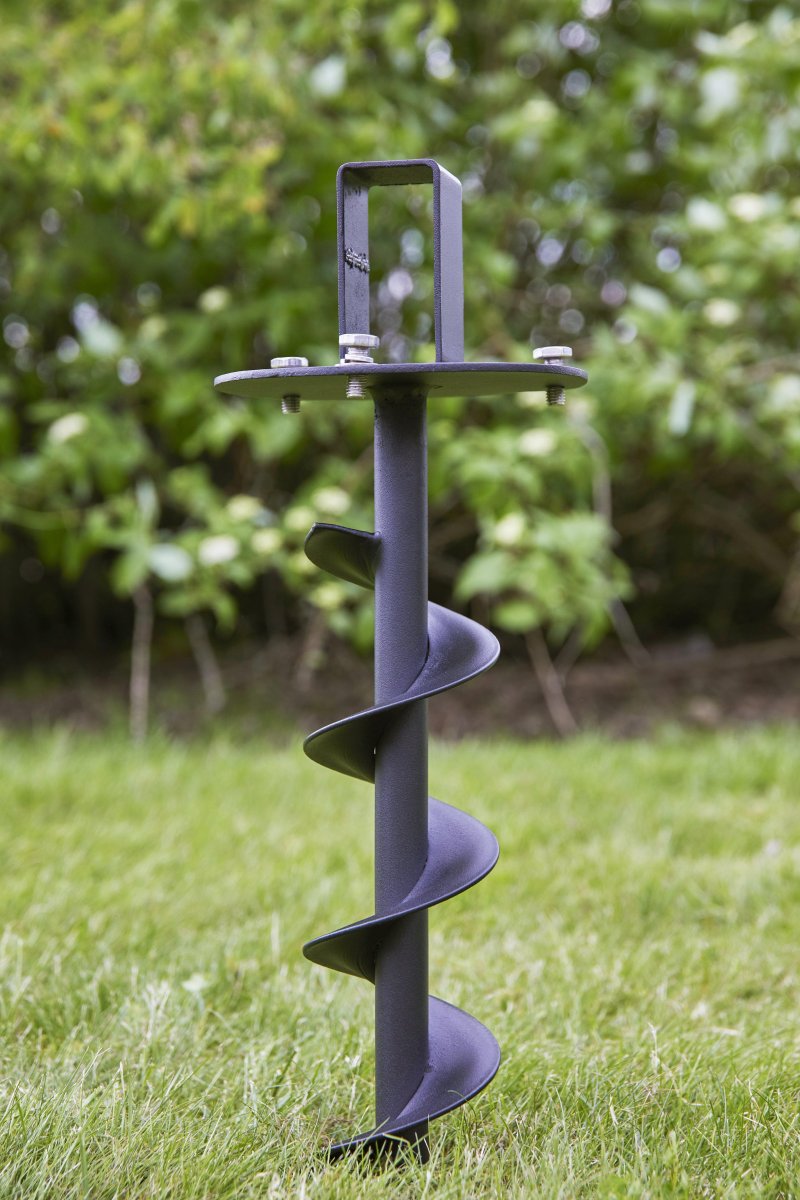 Maakierreruuvi Musta Garden 24 valmistajalta Markslöjd - Cc mitattu pultti: 13,5 cm.