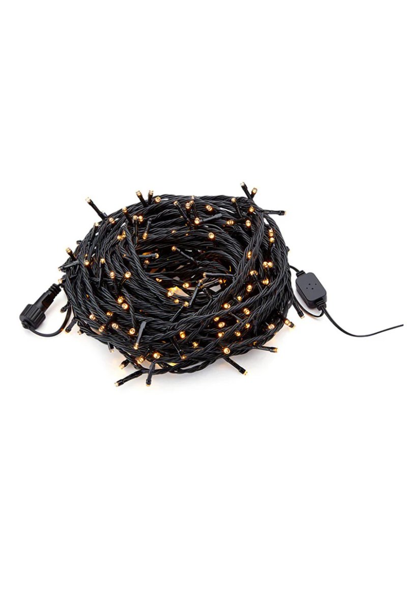 Valosarja 24m Musta Garden 24 valmistajalta Markslöjd - Garden 24 Light String on 24 metri&auml; pitk&auml; valonauha, jossa on 240 diodia, joka l&auml;hett&auml;&auml; l&auml;mpim&auml;n valkoista valoa ja sopii t&auml;ydellisesti puutarhan tai muiden ulkoalueiden valaisemiseen.