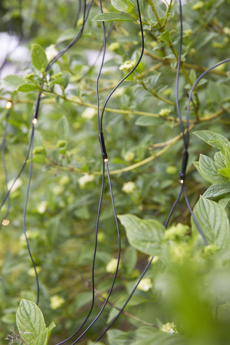 Valoverkko 2x2m Musta Garden 24 valmistajalta Markslöjd - Verkon koko on 2x2 metri&auml; ja siin&auml; on yhteens&auml; 160 l&auml;mpim&auml;n valkoista LED-valoa, jotka luovat kodikkaan ja kutsuvan tunnelman.