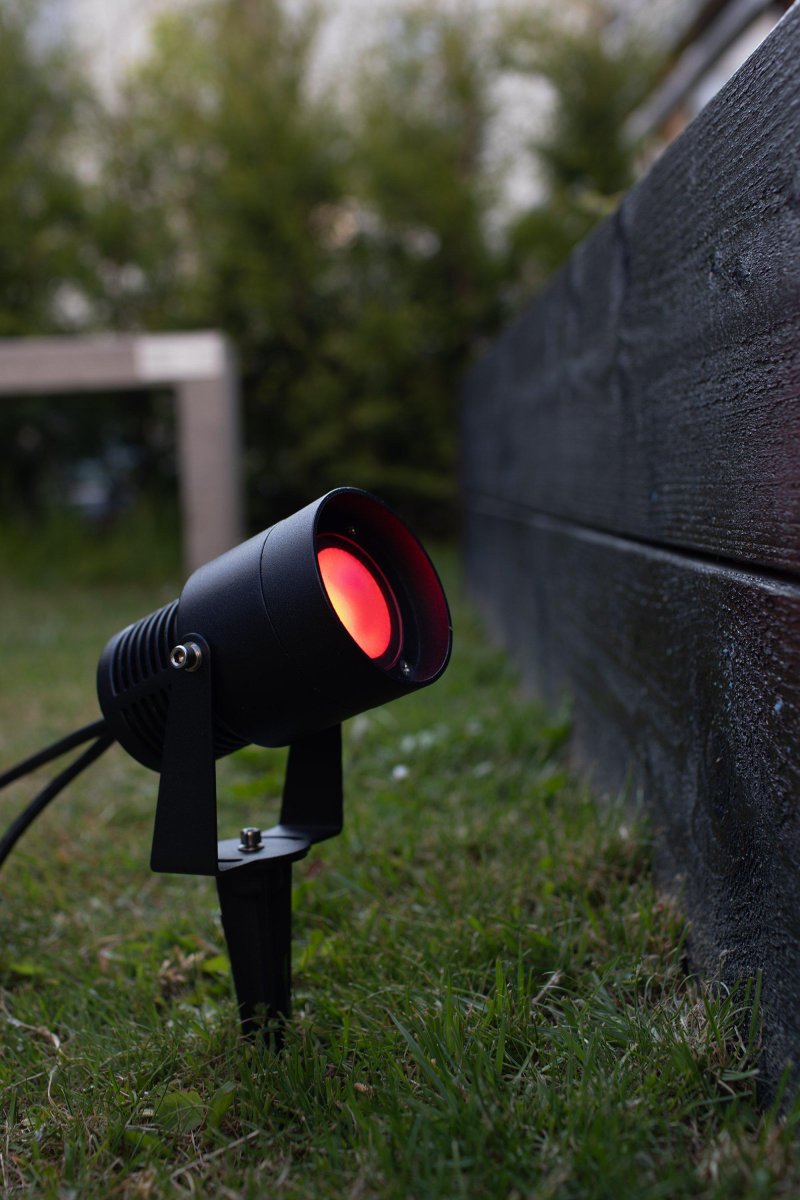 Spotlight RGB 6W Musta Garden 24 valmistajalta Markslöjd - Garden 24 Spotlight RGB p&aring; 6W on monivärinen kohdevalo, joka on täydellinen puutarhan valaisemiseen.