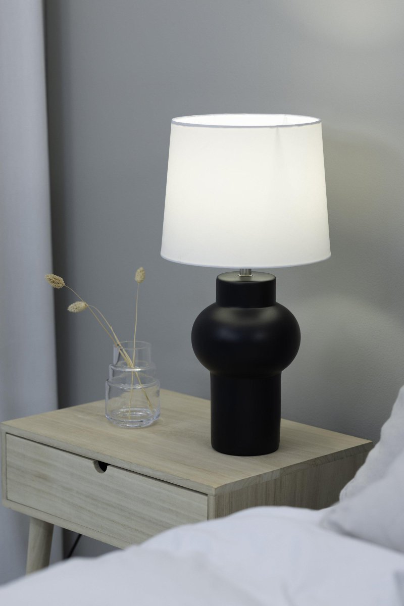 Shape 46cm Musta pöytävalaisin valmistajalta Markslöjd - Shape-p&ouml;yt&auml;valaisin on tyylik&auml;s musta valaisin, jossa on kaunis keraaminen pohja ja valkoinen tekstiilivarjostin, joka luo pehme&auml;&auml; valoa.