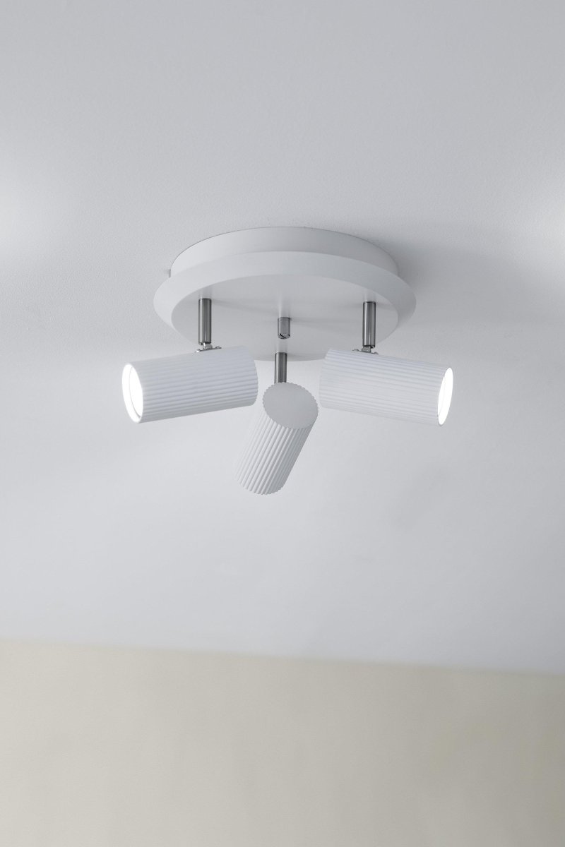 Costilla 3 Valkoinen kohdevalaisin valmistajalta Markslöjd - Costilla on moderni kattovalaisin, jossa on kolme säädettävää kohdevalaisinta, joka tarjoaa sekä tyyliä että toimivuutta.