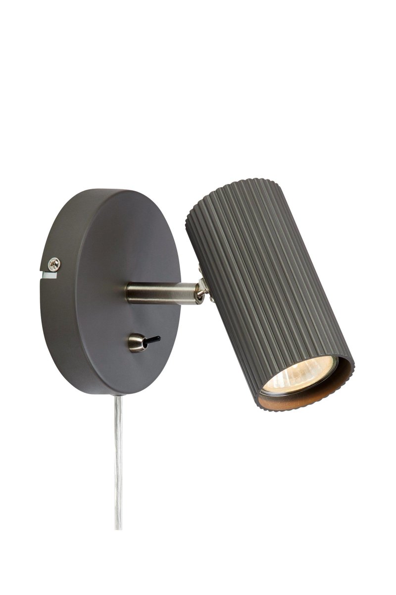 Costilla Harmaa lukulamppu valmistajalta Markslöjd - Käytännöllisen seinäkiinnityksen ansiosta tämä valaisin on sekä toiminnallinen että koristeellinen, ja se on täydellinen moderniin kotiin.