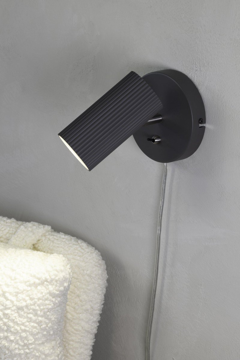 Costilla Harmaa lukulamppu valmistajalta Markslöjd - Käytännöllisen seinäkiinnityksen ansiosta tämä valaisin on sekä toiminnallinen että koristeellinen, ja se on täydellinen moderniin kotiin.