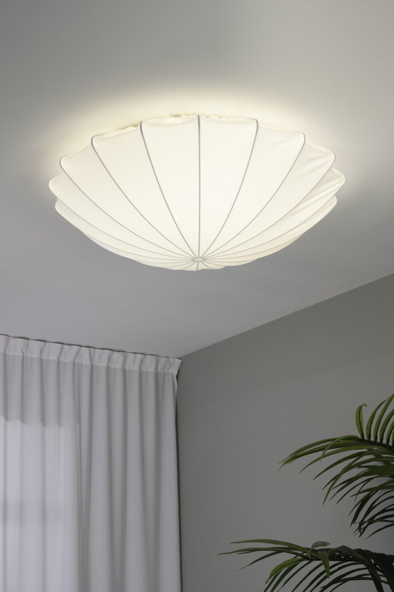 Camellia Ø80 Valkoinen plafondi valmistajalta Markslöjd - P&auml;ivit&auml; kotisi moderni ja tyylik&auml;s t&auml;ll&auml; tyylikk&auml;&auml;ll&auml; kattovalaisimella.